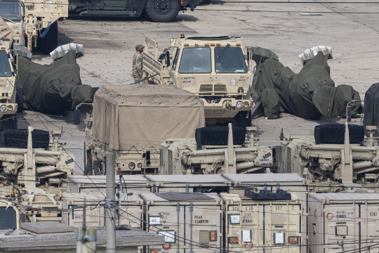 한미연합연습을 앞둔 18일 경기도 동두천시의 미군기지에서 견인포와 수송차량 등 주한미군 장비가 대기하고 있다. <연합뉴스>